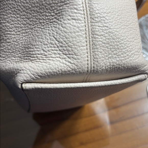 Elegant Coach Andy Cream Tote Bag - Picture 3 of 11